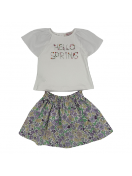 t-shirt con scritta ricamata + gonna in tessuto stampato