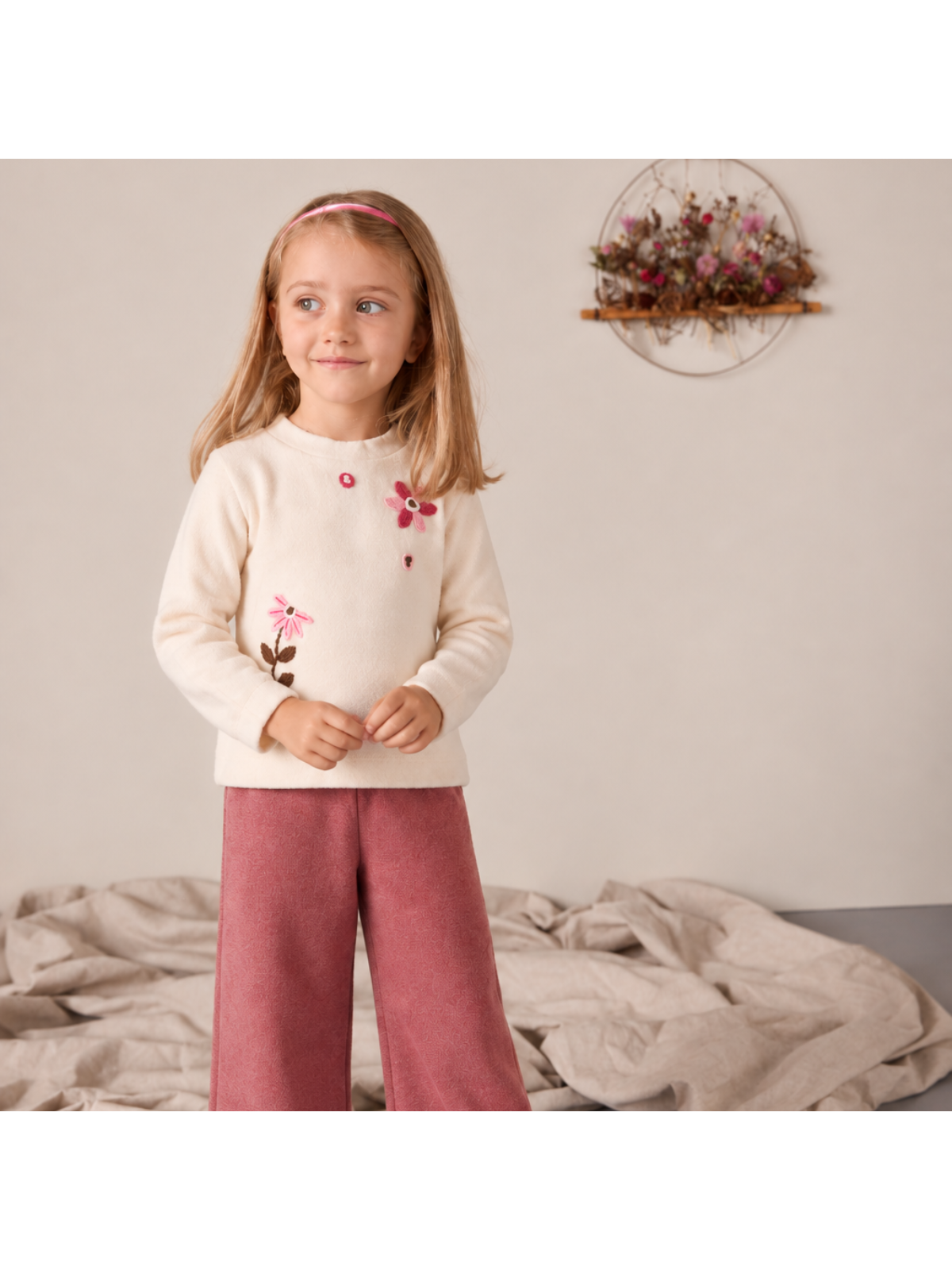felpa in maglia tagliata con fiori ricamati in lana e pompon